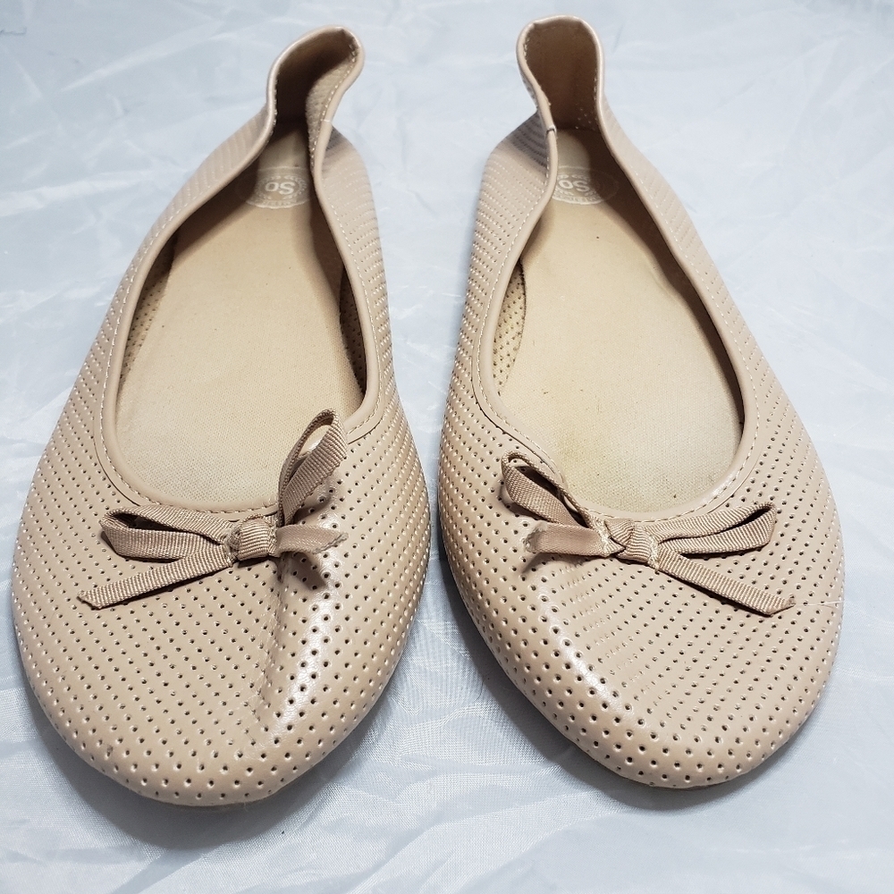 SO Tan Cream Lazer Cut Dots Circles Flats Slip On Shoes Bow Women's 9.5 Cute EUC - Picture 4 of 11